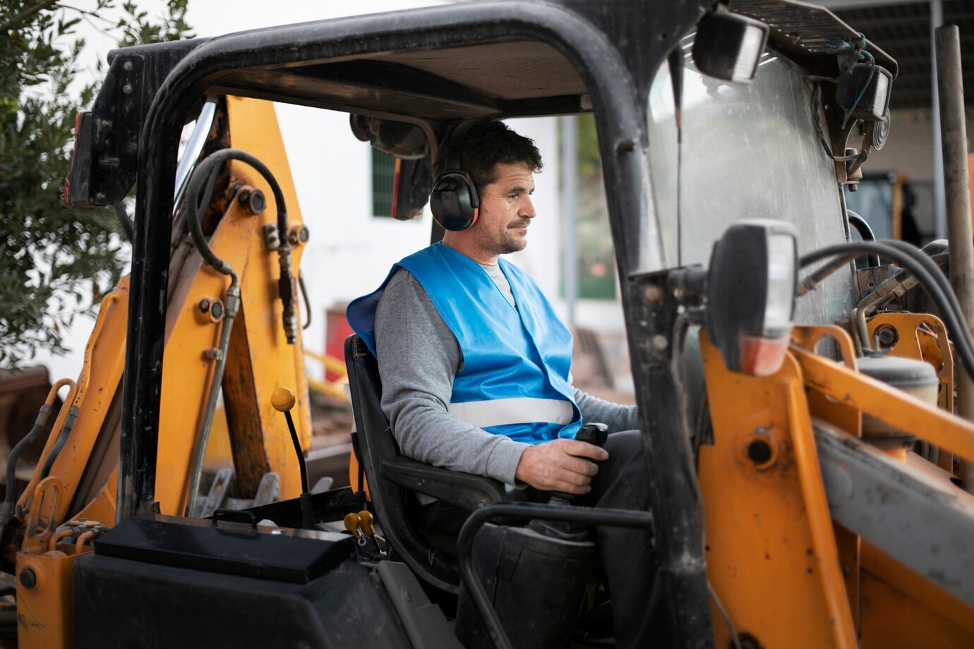 Buying vs. Renting Industrial Equipment in Qatar: Pros and Cons