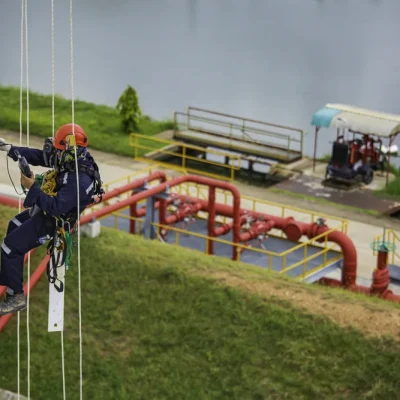 male-workers-control-rope-down-top-roof-tank-rope-access-inspection-thickness-shell-plate-storage-tank-gas-safety-work-height male-workers-control-rope-down-top-roof-tank-rope-access-inspection-thickness-shell-plate-storage-tank-gas-safety-work-height